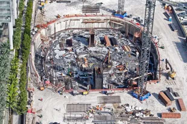 اقامتگاه‌های بنتلی در سانی آیلز بیچ، به‌نمایش در تاریخ ۲۰ نوامبر، به‌تازگی ریختن فونداسیون را که ۳۶ ساعت به طول انجامید، به اتمام رسانده است. (Amy Beth Bennett/South Florida Sun Sentinel)