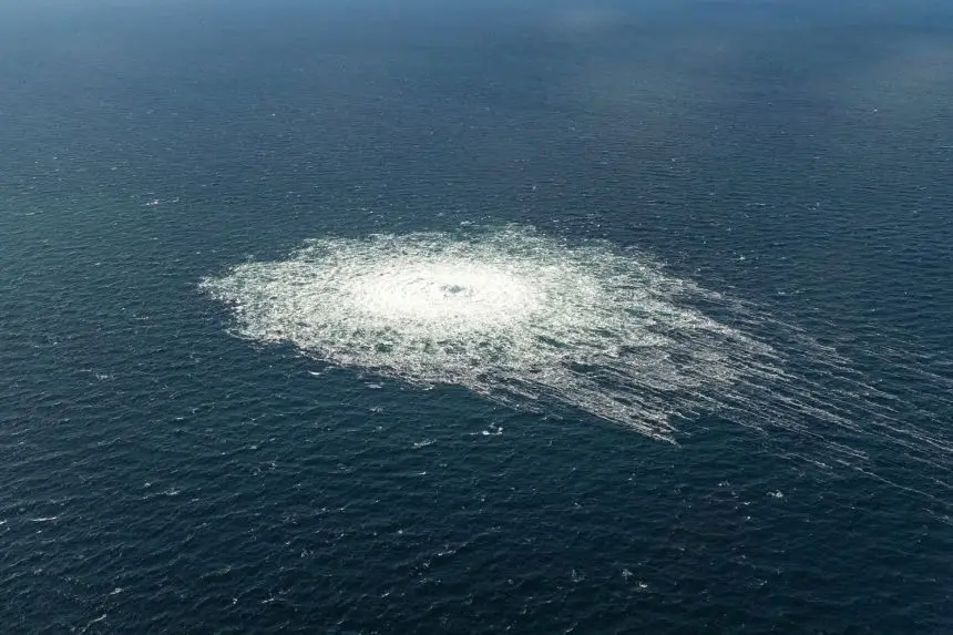 نشت گاز در نورد استریم ۲ همانطور که از هواپیمای جنگندهٔ F‑16 دانمارکی بر روی جزیرهٔ بورنهلم، دانمارک، در تاریخ ۲۷ سپتامبر ۲۰۲۲ مشاهده شد.