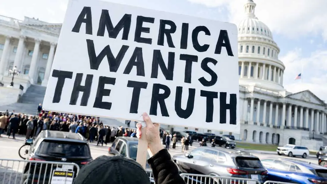 یک معترض که تابلویی مربوط به انتشار پروندهٔ جفری ابستین در خارج از کاخ کنگرهٔ ایالات متحده در واشنگتن، دیسی، در تاریخ ۱۲ نوامبر ۲۰۲۵ در دست دارد