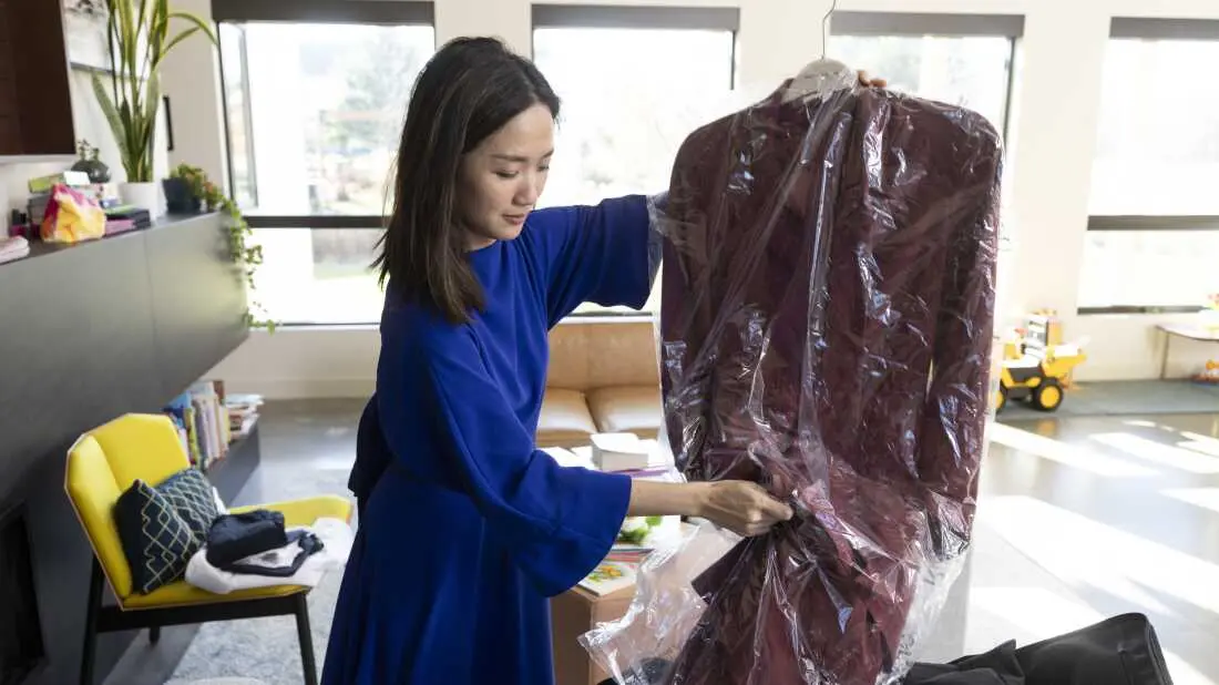 لیدیا پاتل در خانهاش در روچستر، مینهسوتا به لباسهای سفارش دادهشده از سرویس Rent the Runway نگاه میکند
