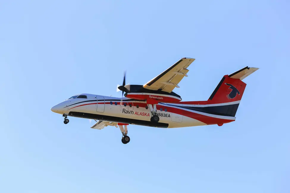 فرود DHC-8-100 شرکت راون آلاسکا در فرودگاه بین‌المللی تد استیونز (ANC)