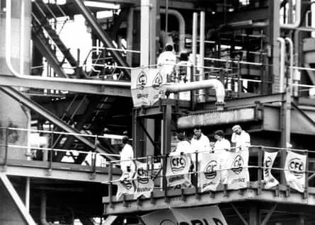 تجمعکنندگان گرینپیس در کارخانه ICI، رانکرن، ۱۹۹۰.