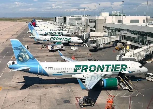 هواپیماهای شرکت Frontier Airlines در دروازه‌های فرودگاه بین‌المللی دنور (DEN) در دنور، کلرادو، در تاریخ ۵ آگوست ۲۰۲۳ پارک شده‌اند. (عکس توسط دنیل اسلیم / AFP) (عکس توسط دنیل اسلیم / AFP از طریق گتی ایمیجز)