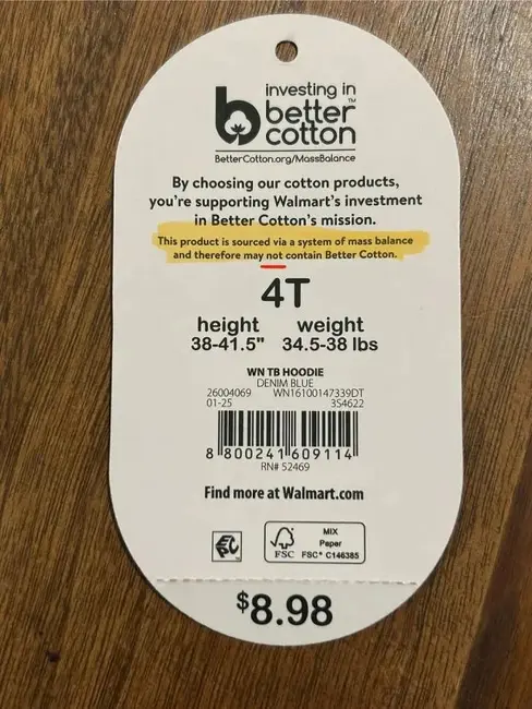 خریدار ومارت از اینکه برچسب هودی فرزندش بیشرمانه پنبه بهتر را تبلیغ میکند در حالی که ممکن است شامل هیچ پنبهای بهتر نباشد، شوکه شد.