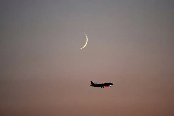 هواپیمای آرباس هنگام غروب شب پرواز می‌کند