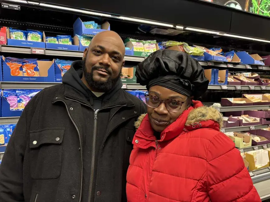 استیو و ایندیا پوزی می‌گویند امسال به‌دلیل هزینه‌های افزایشی و استرس بیشتر، حس شادی از تعطیلات را به‌طور کامل تجربه نمی‌کنند و فقط «در تلاشند تا از آب بالا بمانند».