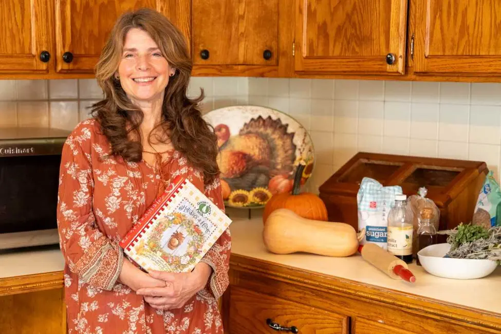 امسال، بونی گرین از یکی از کتاب‌های موردعلاقهٔ مادرش استفاده می‌کند که روش‌های جشن‌گیری تعطیلات با بودجهٔ محدود را ارائه می‌دهد. با وجود کاهش‌های عمیقی که پس از حذف شغل دولتی‌اش مجبور شد اعمال کند، گرین مصمم است که همچنان لبخند بزند و بر شادی تمرکز کند، «حتی در دل فشارهای مالی».