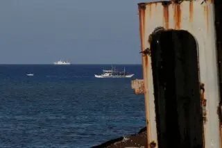 فایل - در این عکسی که در 30 مارس 2014 گرفته شده است، کشتی گارد ساحلی چین دور کشتی نیروی دریایی فیلیپین LT57 Sierra Madre در آبگیر دوم توماس در دریای جنوب چین می‌چرخید. (عکس AP/بولیت مارکز، فایل)