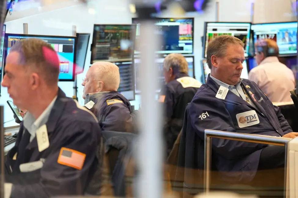 معامله‌گران، از جمله توماس مک‌کالی، نفر دوم از سمت راست، در حال کار در تالار بورس نیویورک، چهارشنبه، ۲۹ اکتبر ۲۰۲۵. (عکس از آسوشیتدپرس/سث ونیگ)