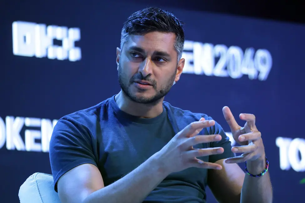 آرجون ستی بر روی صحنه در سنگاپور