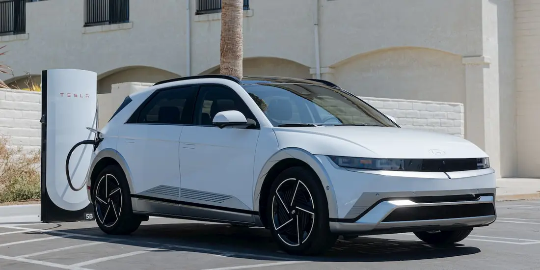 هیوندای آیونیک ۵ در حال شارژ در یک سوپرشارژر تسلا