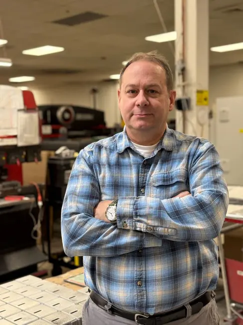 داگ شفِل، که یکی از مالکان یک کارخانه در ماساچوست است، گفت که به‌تازگی به‌دلیل عدم قطعیت ناشی از افزایش تعرفه‌ها، یک‌چهارم نیروی کار خود را اخراج کرده است.