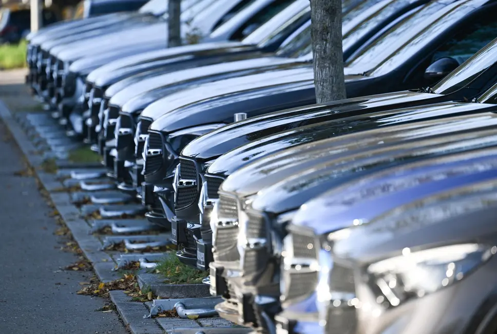 خودروهای سازنده مرسدس‑بنز جلوی یک نمایشگاه خودرو پارک شده‌اند