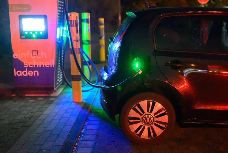 یک خودروی الکتریکی فولکس‌واگن e‑up! در ایستگاه شارژ سریع عمومی در هانوفر