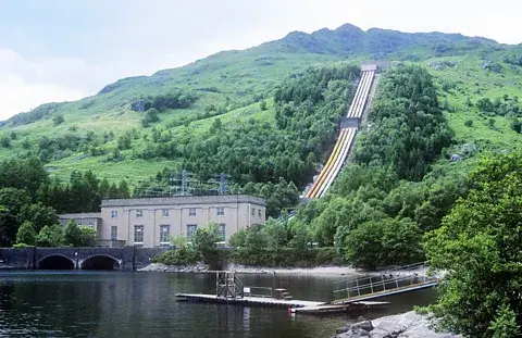 یک نیروگاه برق‌آبی در سواحل دریاچه لوموند در اسکاتلند (اعتبار: Getty Images)