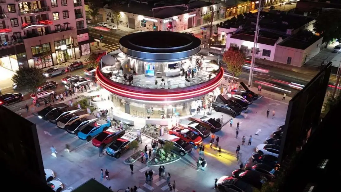 شرکت تسلای ایلان ماسک در ماه ژوئیه یک رستوران و ایستگاه سوپرشارژر در وست هالیوود افتتاح کرد. اکنون او به مکانی در آستین اشاره میکند.