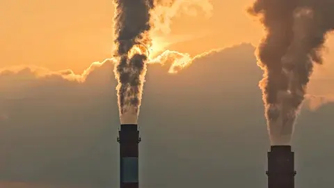 (AFP/ Getty Images) دود در حال خروج از دودکش‌های یک نیروگاه در شرق چین (اعتبار: Getty Images)