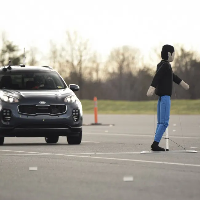 پژوهشگران مؤسسه بیمهای ایمنی بزرگراه عملکرد سیستمهای ترمز اضطراری خودکار را در شرایط واقعی آزمایش میکنند