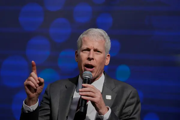 سرایدار انرژی کریس رایت در کنفرانس اخیر شورای اتلانتیک در آتن، یونان سخن می‌گوید.