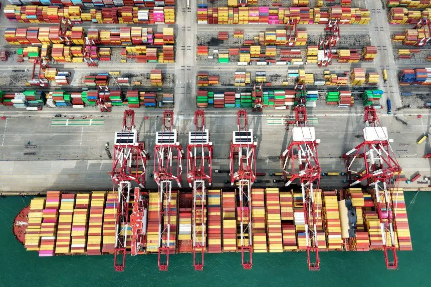 یک کشتی در پایانه کانتینری بندر چینگ‌دائو در استان شاندونگ شرقی چین در تاریخ ۹ اکتبر ۲۰۲۵ دیده می‌شود. دونالد ترامپ، رئیس‌جمهور آمریکا، در ۱۰ اکتبر تعرفه ۱۰۰ درصدی اضافی بر چین اعلام کرد و تهدید به لغو نشست با شی جین‌پینگ نمود که این اقدام در پی اختلاف بر سر محدودیت‌های صادراتی مواد معدنی خاکی کمیاب، جنگ تجاری او با پکن را دوباره شعله‌ور کرد.