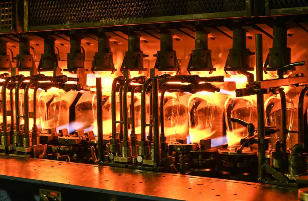 گرم کردن لیوانهای پایهدار در کارخانه آرک اینترنشنال.