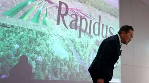 تصویر گرتی ایمیجز از رئیس شرکت Rapidus، آتسوویوشی کوئیک، در حین یک کنفرانس خبری در توکیو