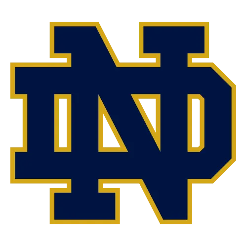 کوارتربک تیم نوتردیم در حال پرتاب توپ در یک بازی فوتبال