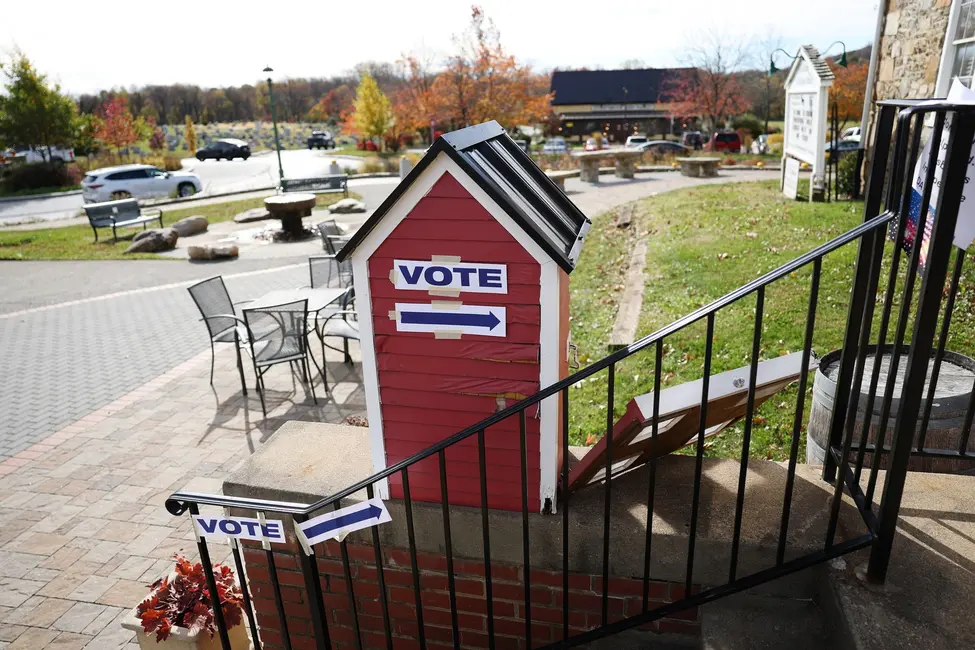 تابلویی که به سمت یک حوزه انتخاباتی در هیلزبورو، ویرجینیا اشاره میکند.