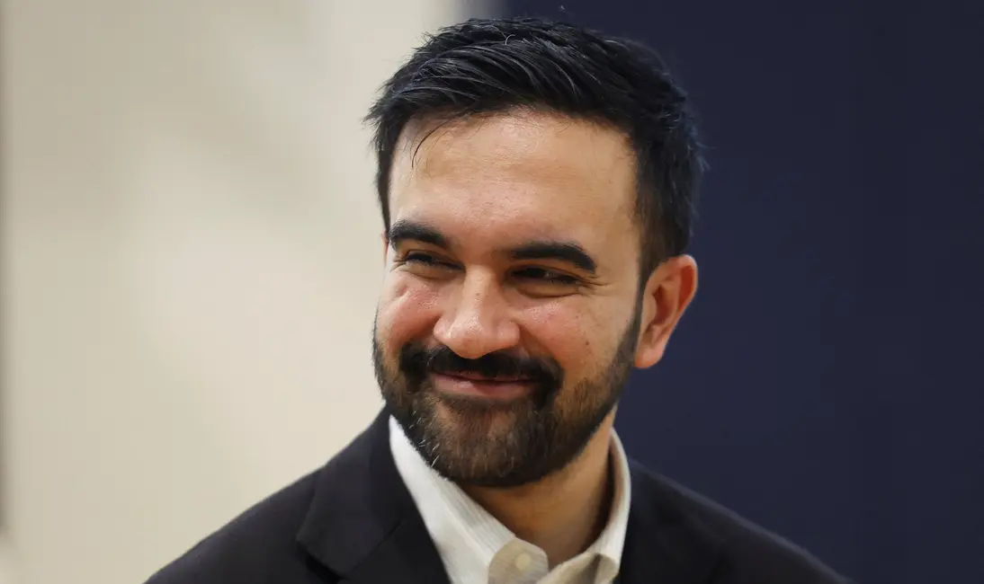 زهران ممدانی، نامزد دموکرات شهرداری نیویورک، در کنار همسرش در یک حوزه رأیگیری.