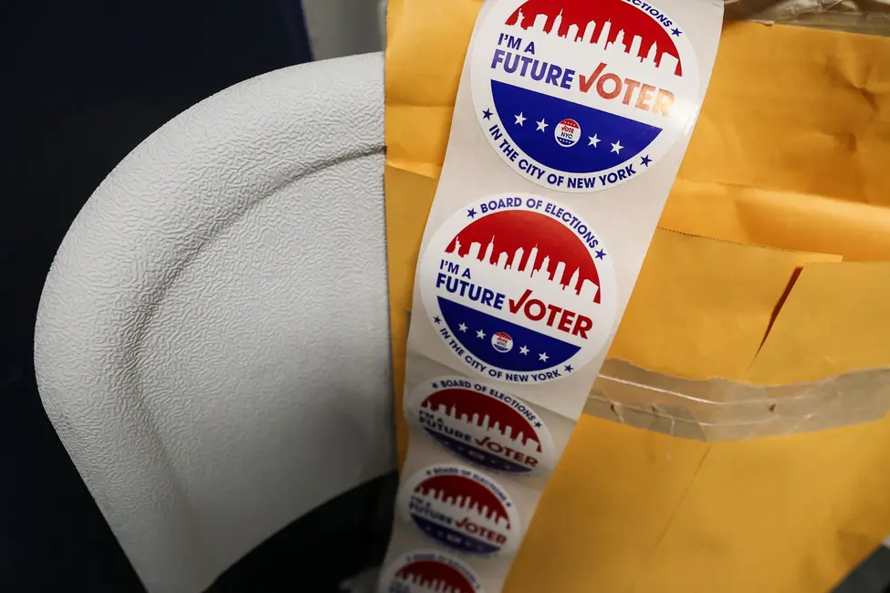 برچسبهایی با عبارت «من یک رأیدهنده آینده هستم» برای کودکان در یک حوزه رأیگیری در نیویورک.