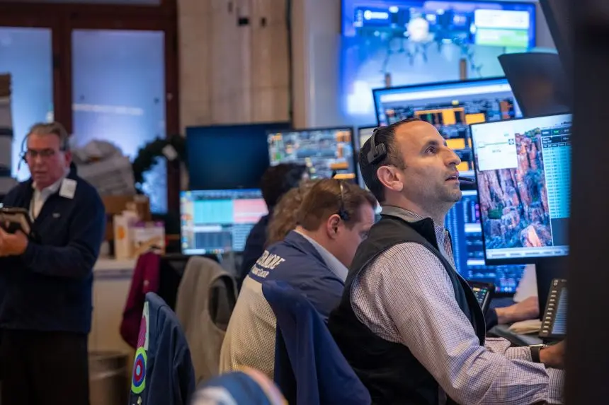 معامله‌گران در حال کار در تالار بورس نیویورک در تاریخ ۲۰ اکتبر ۲۰۲۵.
