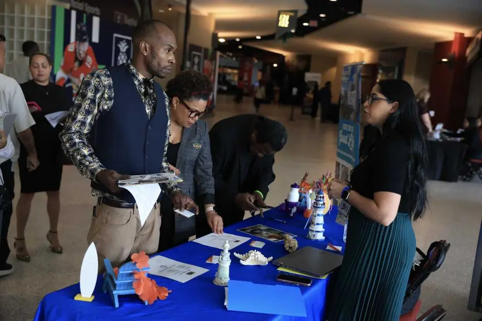 یک استخدامکننده با جویندگان شغل در یک نمایشگاه شغلی در سانرایز، فلوریدا، در ۲۵ سپتامبر ۲۰۲۵ صحبت میکند.
