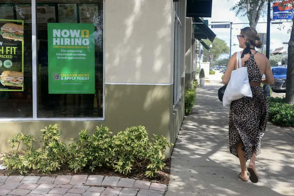 تعطیلی دولت گزارش بازار کار اکتبر را به تعویق انداخته است. این امر سیاستگذاران را وادار میکند به دنبال سیگنالهای دیگری برای سرعت استخدام و اخراج بگردند.