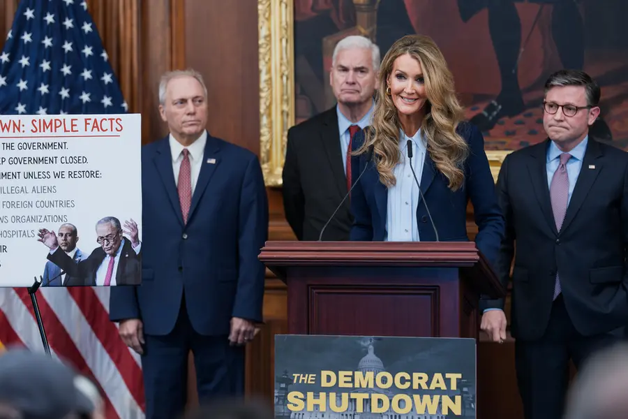رئیس اداره کسب‌وکارهای کوچک، کلی لوفر، در مرکز، به همراه از سمت چپ، رهبر اکثریت استیو اسکالیز، نماینده جمهوری‌خواه ایالت لوزیانا، معاون رهبر اکثریت توئم امر، نماینده جمهوری‌خواه ایالت مینه‌سوتا، و میک جانسون، نماینده جمهوری‌خواه ایالت لوزیانا، رئیس مجلس نمایندگان، در کنفرانس خبری روز ۲۷ تعطیلی دولت، در ساختمان کنگره واشنگتن، دوشنبه، ۲۷ اکتبر ۲۰۲۵. (عکس AP / جی. اسکات آپل‌وایت)