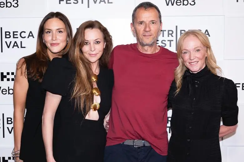 سارا تامپسون، الی براون، جان باتسک، کرستین امهوف