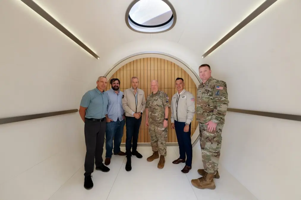 سرلشکر استفان پردی (نفر وسط، سمت راست) در ماه سپتامبر از مقر اصلی شرکت Vast در لانگ بیچ، کالیفرنیا بازدید کرد. این شرکت در حال ساخت یک ایستگاه فضایی تجاری است. اعتبار تصویر: Vast Space