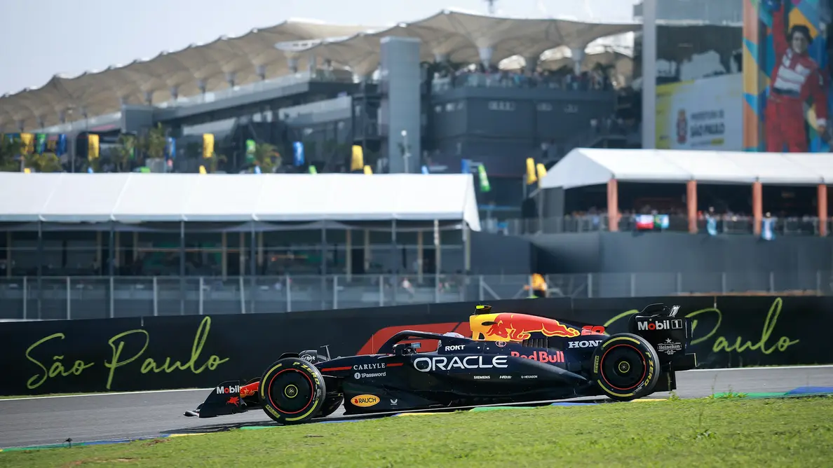 سائو پائولو، برزیل - ۷ نوامبر: یوکی سونودا از ژاپن در حال رانندگی با خودروی اوراکل ردبول ریسینگ (شماره ۲۲) RB21