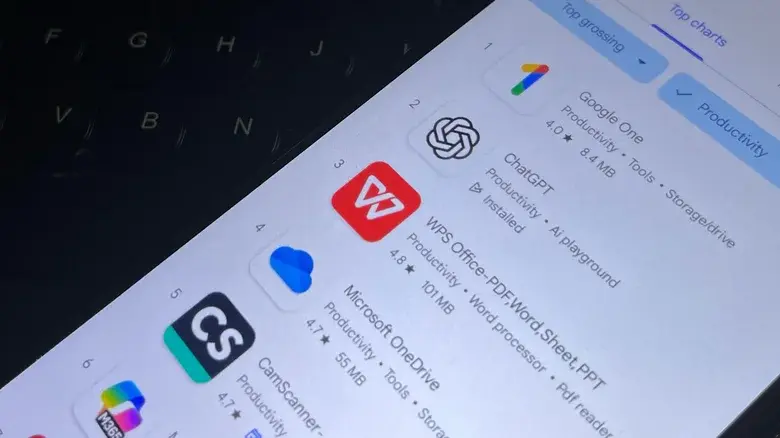 گوشی موبایل که لیستی از اپلیکیشن‌ها را در گوگل پلی استور نشان می‌دهد