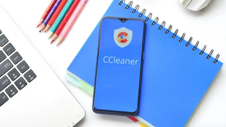 گوشی روی میز که لوگوی CCleaner روی صفحه آن نمایش داده شده است
