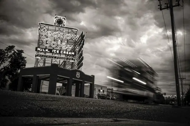 شهر تالسا در اوکلاهما تابلوی نئونی تاریخی Meadow Gold خود را حفظ کرده است تا بر فراز جاده ۶۶ (خیابان یازدهم کنونی) بدرخشد.