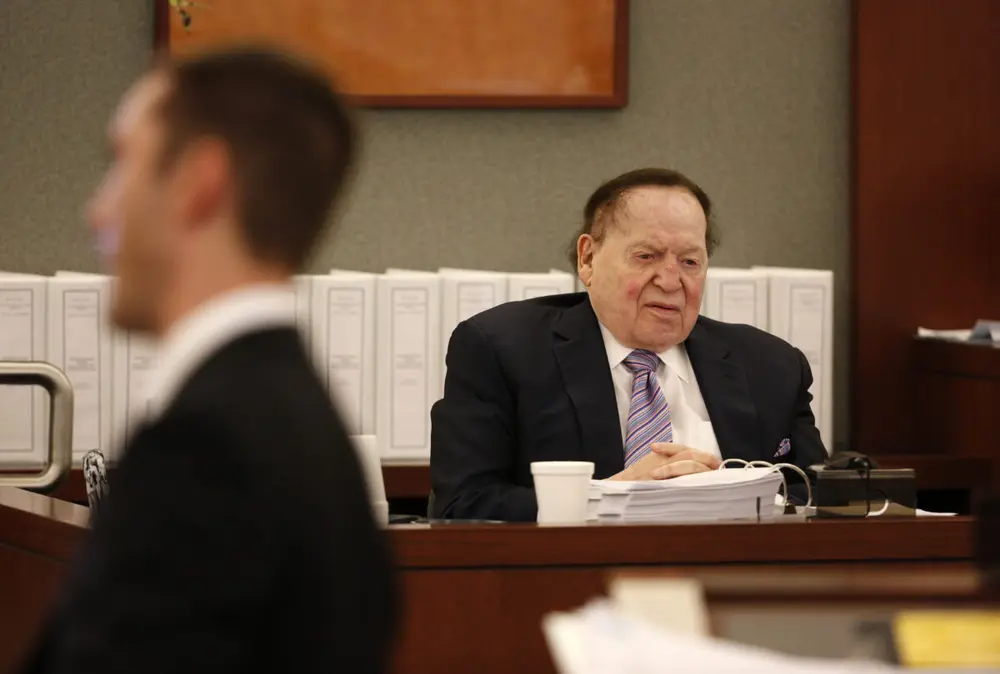 شلدون ادلسون فقید، رئیس هیئت مدیره و مدیرعامل سابق شرکت لاس وگاس سندز، در حال شهادت در یک پرونده قضایی.