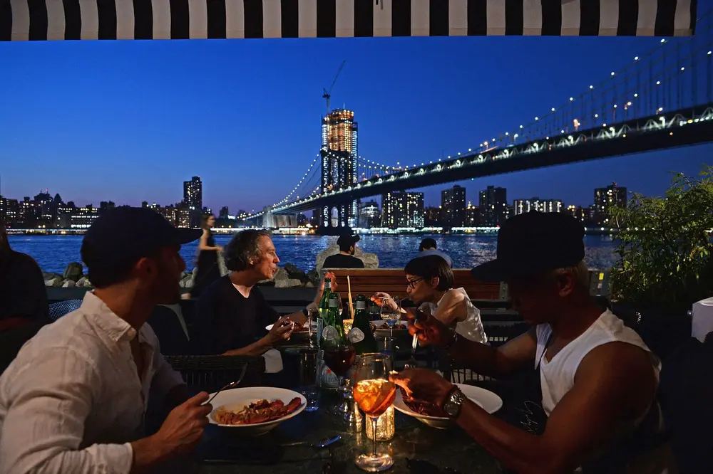 بورو بروکلین شهر نیویورک نی ژوئن ۱۲ مهمانان از مهمانی افتتاح چچونی دامبو میزبانیشده توسط نیک جونز ...