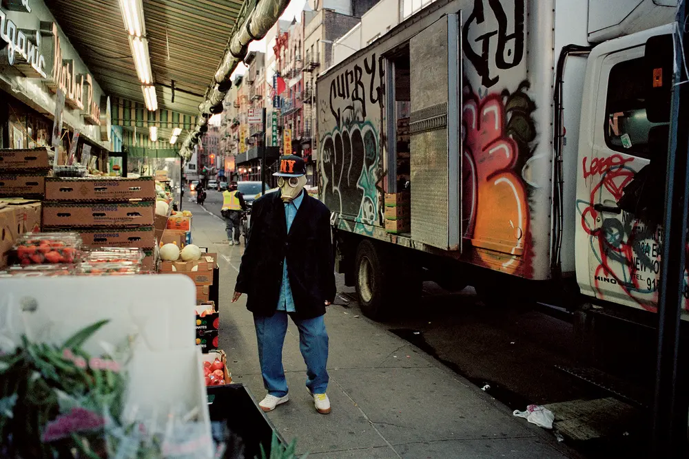 دنیل آرنولد (متولد ۱۹۸۰، ایالات متحده) عکاسی است که تصاویر صادقانه و خیابانی او ریتمهای بدون فیلتر زندگی شهری را به تصویر میکشند.