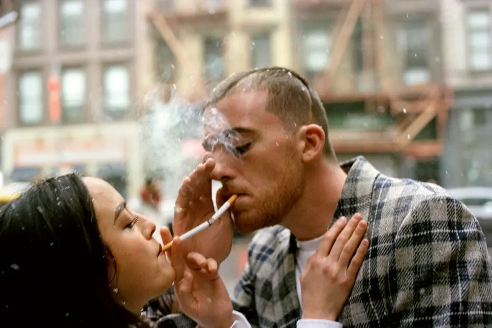 کار آرنولد با آشوب، جسارت، شوخطبعی و زندهدلی که شهر را تعریف میکند روبرو میشود.