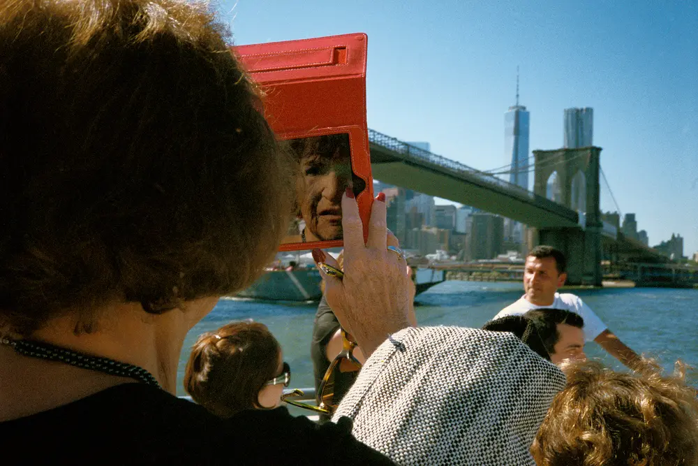 تصویری از کسی که از قایقکش رودخانهٔ شرق عکاسی میکند.