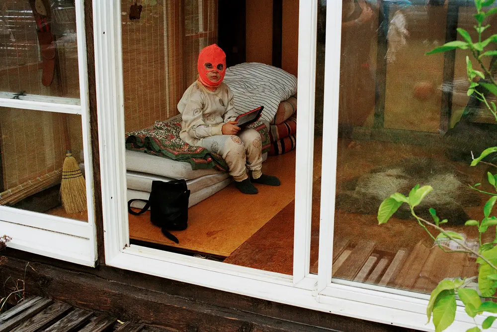 پسری که در پیژامه با آیپد استفاده میکند.