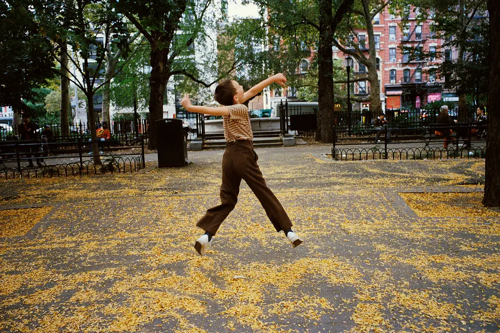 تصاویر صادقانه و خیابانی آرنولد ریتمهای بدون فیلتر زندگی شهری را به تصویر میکشند.