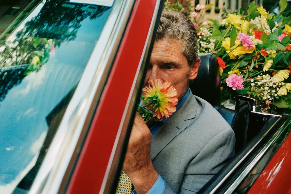 از اوجهای پرزرق و برق فرهنگ بالا تا نادیدهماندهها و افراد فرودست، «تو همان کاری هستی که انجام میدهی» دایرهای وسیع و همدلانه در اطراف نیویورک میکشد.