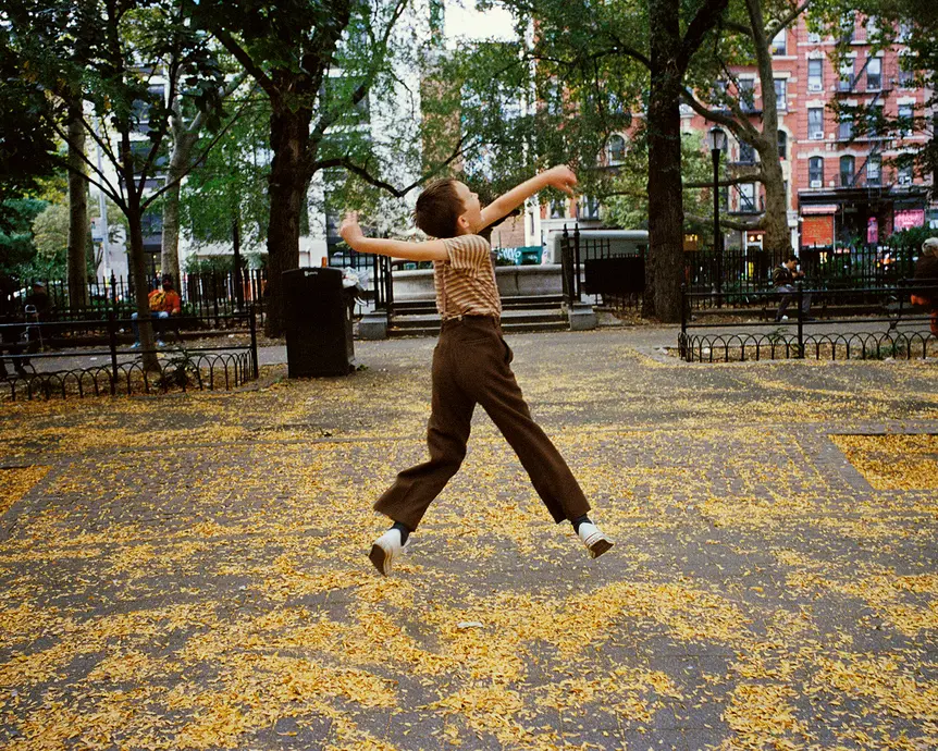 پسری که در یک میدان نیویورک میپرد