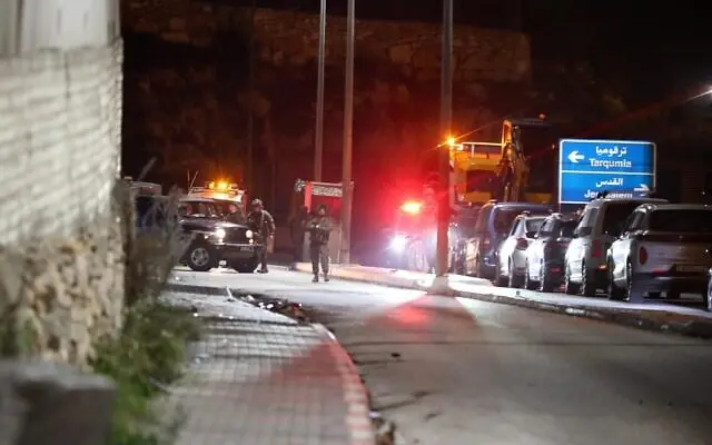 تصویری: نیروهای امنیتی اسرائیلی در نزدیکی محل حمله راندن خودرو، نزدیک شهر الخلیل در کرانه باختری، ۱ دسامبر ۲۰۲۵. (ویسام هاشلامون/فلش۹۰)